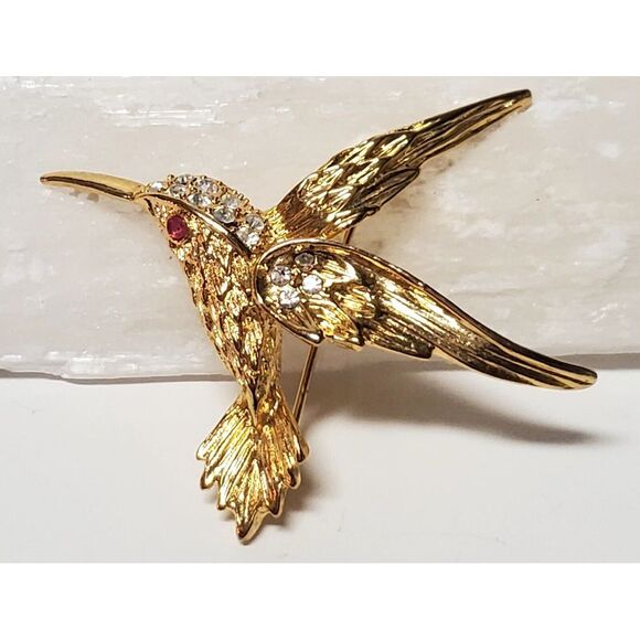 VTG Brooch Hummingbird Flying Detail Pin Gold Tone Clear Rhinestones Red Eye Pin - Picture 5 of 10